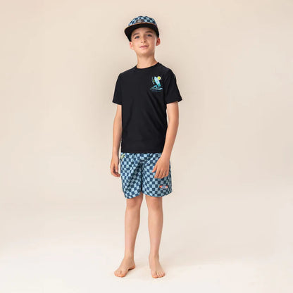 Casquette - Nanö bleue à motifs carrés blancs, style garçon, portée sur mannequin avec t-shirt noir, vue de face.