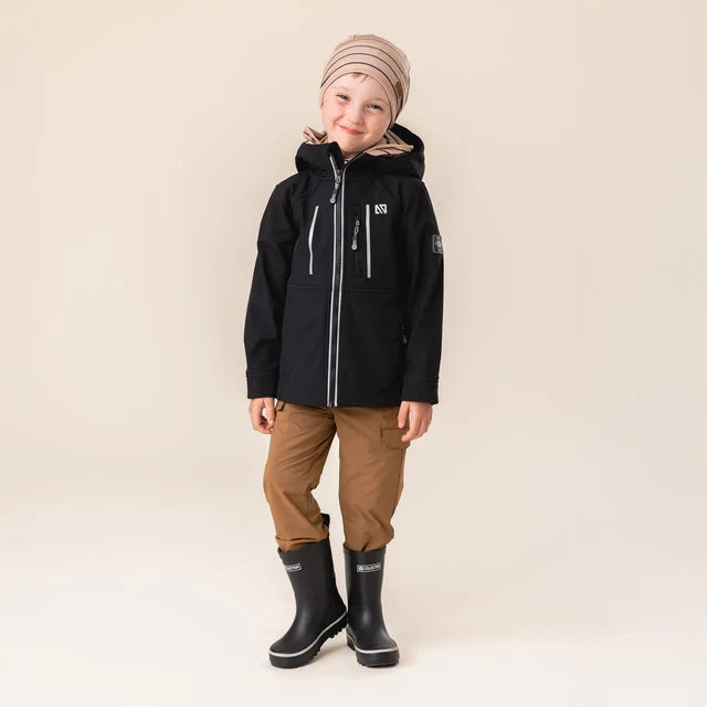 Manteau Mi-Saison Softshell - Nanö noir pour enfant, coupe droite, capuche, porté de face sur mannequin garçon.