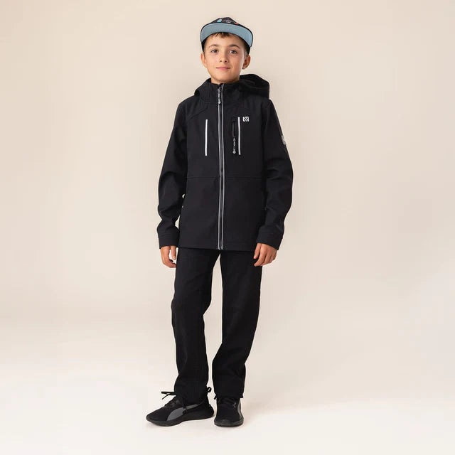 Manteau Mi-Saison Softshell - Nanö noir en textile technique, enfant garçon, capuche, vue de face, porté sur mannequin.
