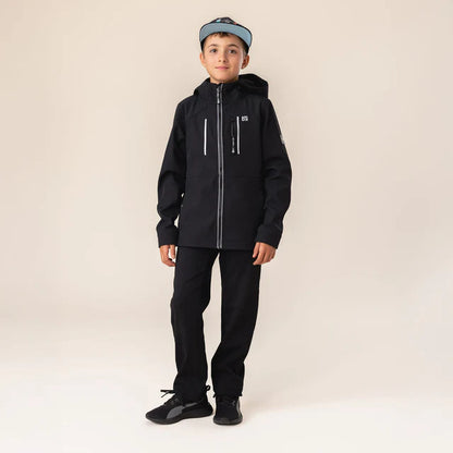 Manteau Mi-Saison Softshell - Nanö noir en textile technique, enfant garçon, capuche, vue de face, porté sur mannequin.