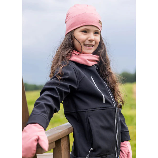 Manteau Mi-Saison Softshell - Nanö noir porté par enfant fille avec accessoires roses, vue de profil en extérieur.