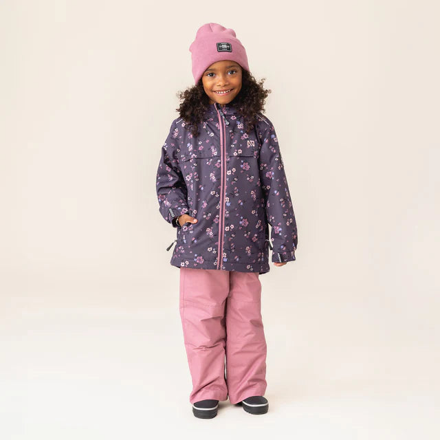Enfant fille portant l'Ensemble Mi-Saison Amélia - Nanö, veste violette à fleurs roses et pantalon rose, vue de face.
