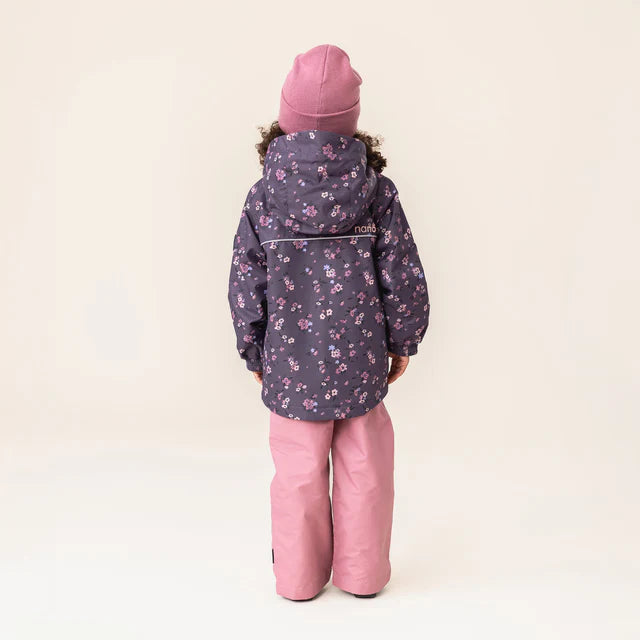 Enfant fille vue de dos portant l'Ensemble Mi-Saison Amélia - Nanö en tissu imperméable violet à fleurs roses et pantalon rose.