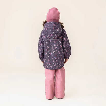 Enfant fille vue de dos portant l'Ensemble Mi-Saison Amélia - Nanö en tissu imperméable violet à fleurs roses et pantalon rose.
