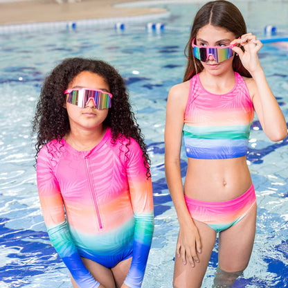 Maillot de bain - Nanö, deux-pièces et une pièce manches longues avec dégradé rose, orange, vert et bleu, filles, vue de face.