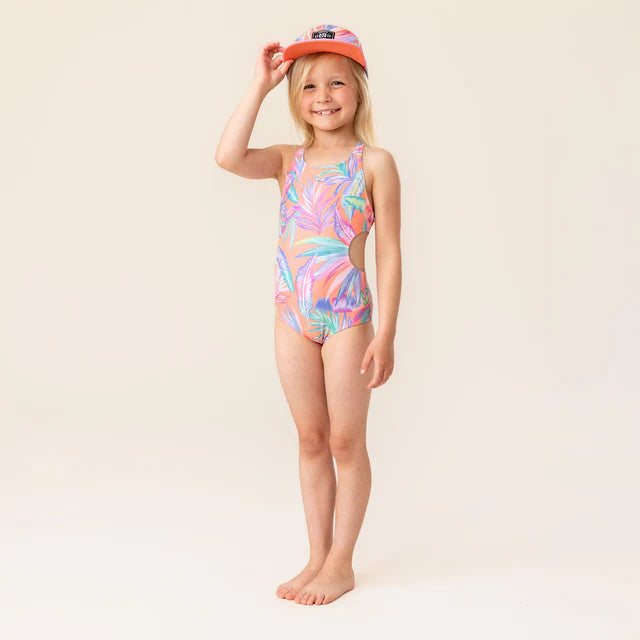 Maillot de bain - Nanö une pièce à motifs feuillage roses et verts, pour enfant fille, vue de face porté sur mannequin.