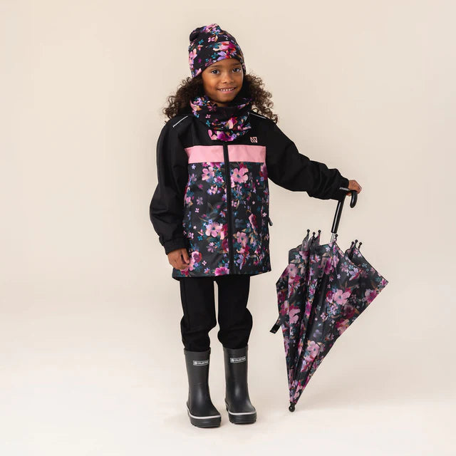 Tuque Mi-Saison - Nanö noire à motifs floraux roses et violets, portée par enfant fille, vue de face avec manteau assorti.