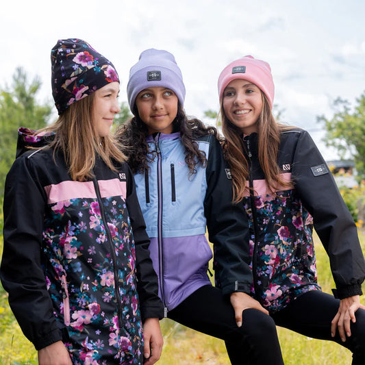 Trois filles portant la Tuque Mi-Saison - Nanö rose, lilas et noire, style décontracté, vue de face et de profil.