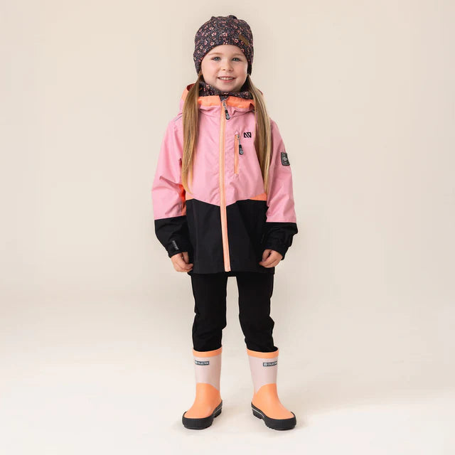 Tuque Mi-Saison - Nanö noire à motifs floraux portée par enfant fille, vue de face, bonnet en tissu extensible.