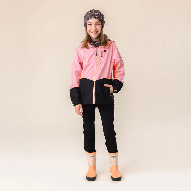 Tuque Mi-Saison - Nanö en tissu noir à motifs floraux multicolores, portée par enfant, vue de face.