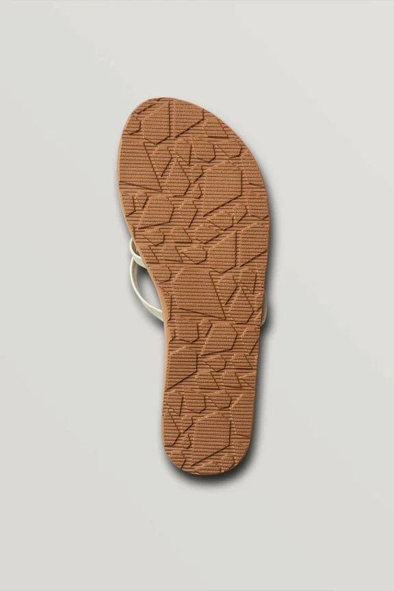 Sandales New School II - Volcom vue de dessous montrant la semelle en caoutchouc marron texturée avec une fine courroie blanche en cuir synthétique