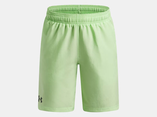 Short UA Woven - Under Armour short vert clair en polyester léger pour garçon, vue de face avec ceinture élastique et poches ouvertes