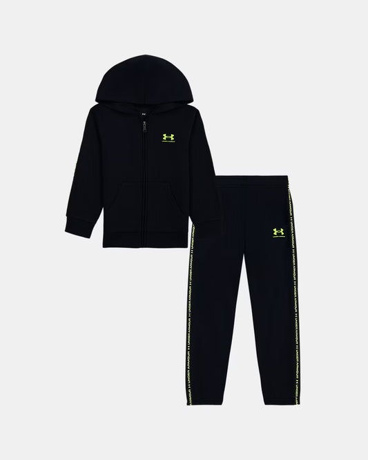 Ensemble - Under Armour noir avec logo jaune fluo, composé d’un sweat à capuche zippé et d’un pantalon à bandes latérales, pour enfant, vue de face.