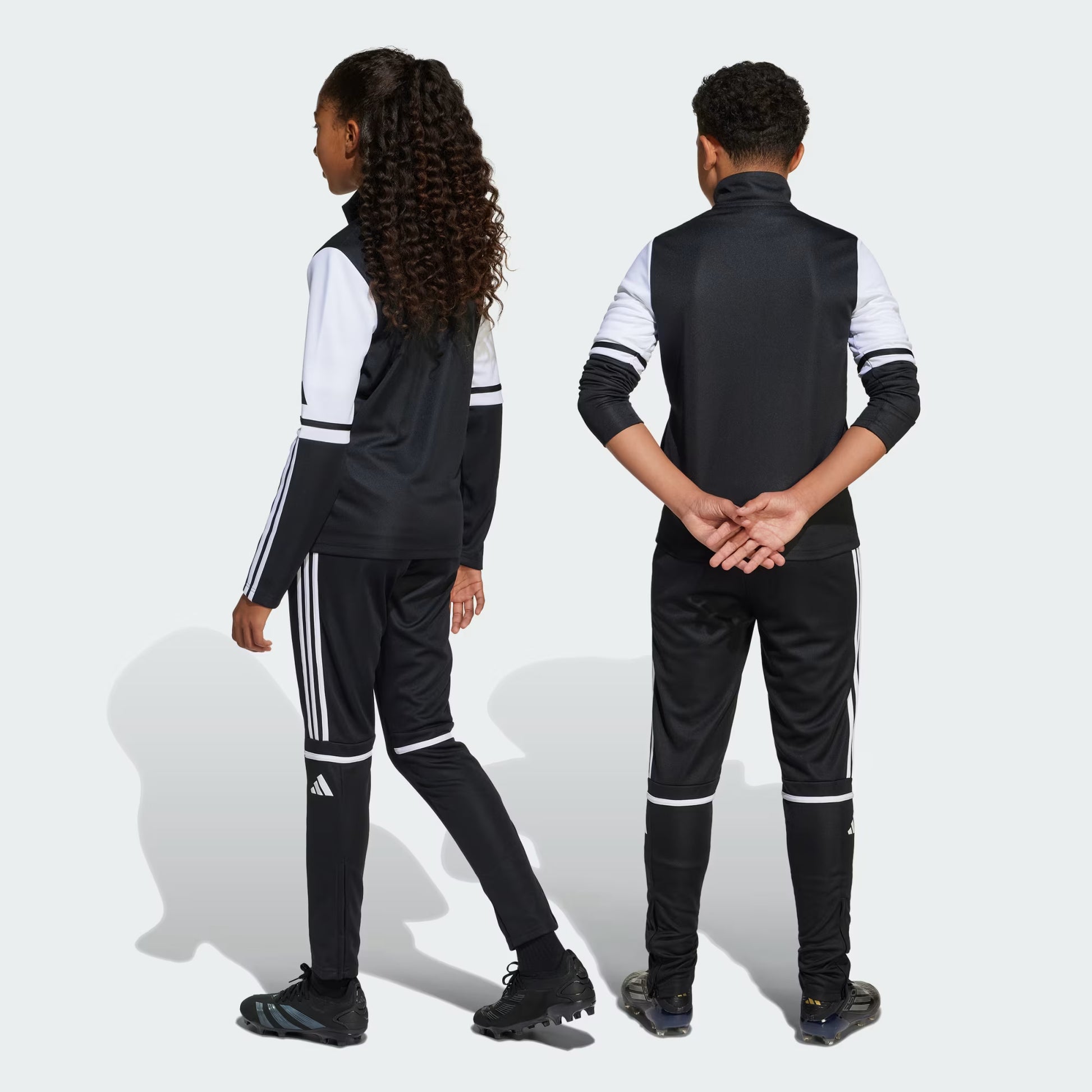 Pantalon Squadra - Adidas noir avec bandes blanches, style sportif, porté par enfants, vue de dos sur mannequin