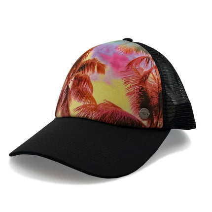 Casquette - Roxy avec visière noire et panneau avant imprimé coucher de soleil et palmiers, filet arrière noir, vue de côté.