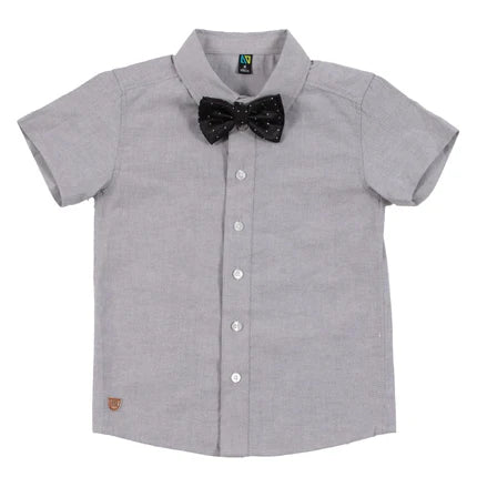 Chemise - Nanö garçon en oxford gris clair à manches courtes, col chemisier et noeud papillon noir, vue de face.