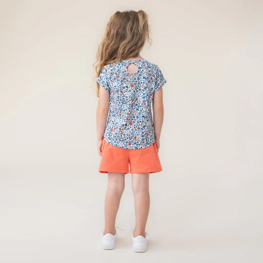 T-Shirt - Nanö enfant fille en jersey imprimé fleurs bleues et rouges, manches courtes, ouverture goutte au dos, vue de dos porté sur mannequin