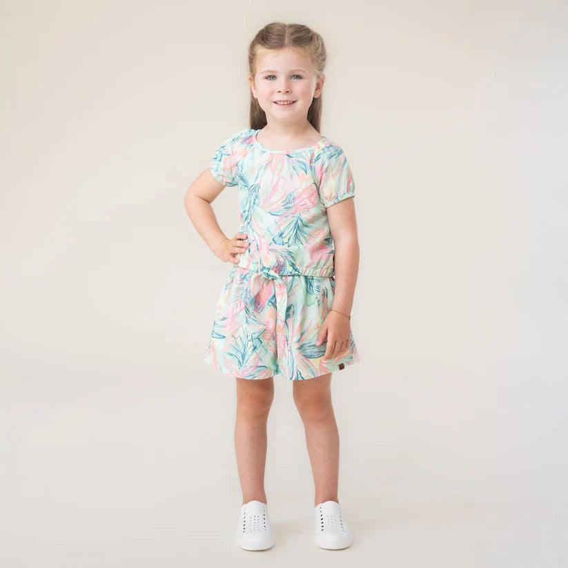 Blouse - Nanö en polyester texturé imprimé pastel avec motifs feuilles, manches courtes, pour enfant, vue de face portée.