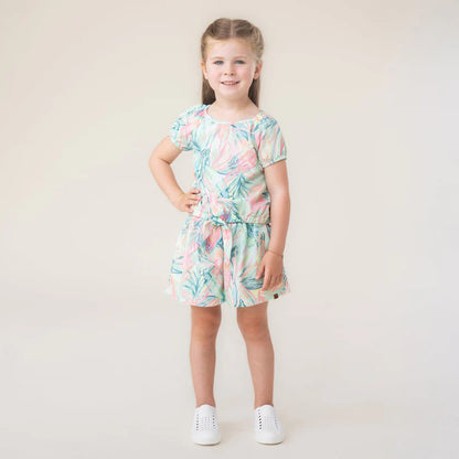 Blouse - Nanö en polyester texturé imprimé pastel avec motifs feuilles, manches courtes, pour enfant, vue de face portée.