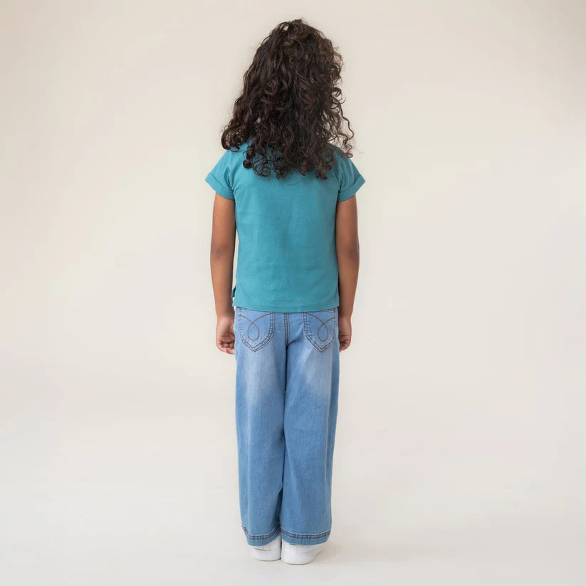 T-Shirt - Nanö en jersey bleu turquoise à manches courtes, pour enfant, vue de dos porté sur mannequin.