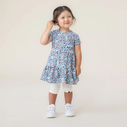 Enfant souriant portant l'Ensemble robe deux-pièces -Nanö, photo galerie position 2, format carré 823x823.