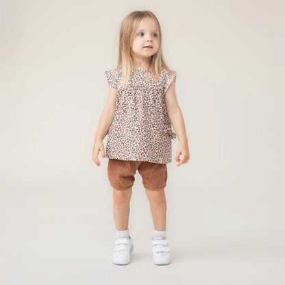 Enfant portant l’Ensemble T-shirt deux-pièce -Nanö, photo galerie 2, dimensions 823x823 orientation carrée.