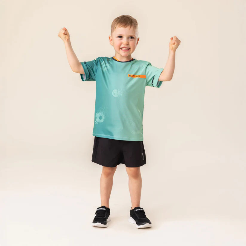 T-Shirt - Nanö vert clair avec motifs discrets, manches courtes, porté par garçon enfant, vue de face en pied