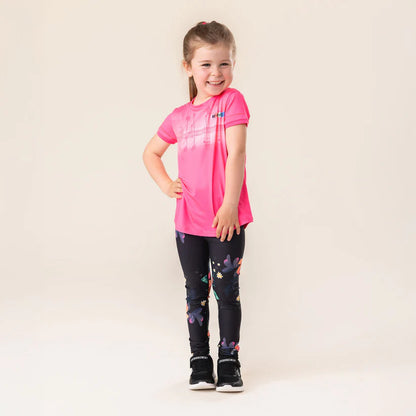 T-Shirt - Nanö rose fuchsia en jersey pour enfant, manches courtes, porté de face par fille souriante