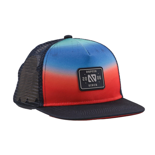 Casquette - Nanö ajustable dégradé bleu et rouge avec filets noirs, style trucker, vue de trois quarts avant.