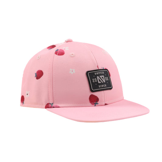 Casquette - Nanö rose clair avec motifs fraises rouges, détails blancs, style ajustable, vue de trois quarts côté droit.