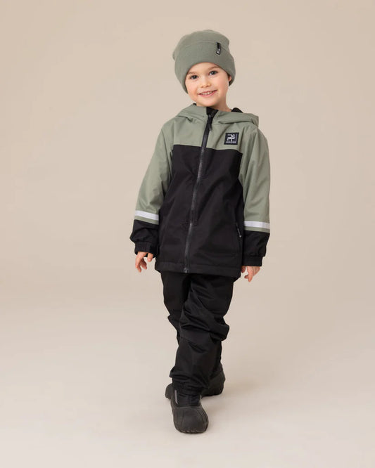 Enfant garçon portant Ensemble Mi-Saison - Peluche & Tartine kaki et noir, coupe imperméable, vue de face, hiver.