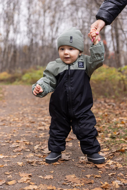 Enfant portant l'Ensemble 1 pièce - Peluche & Tartine imperméable avec fermeture YKK et doublure micropolaire.