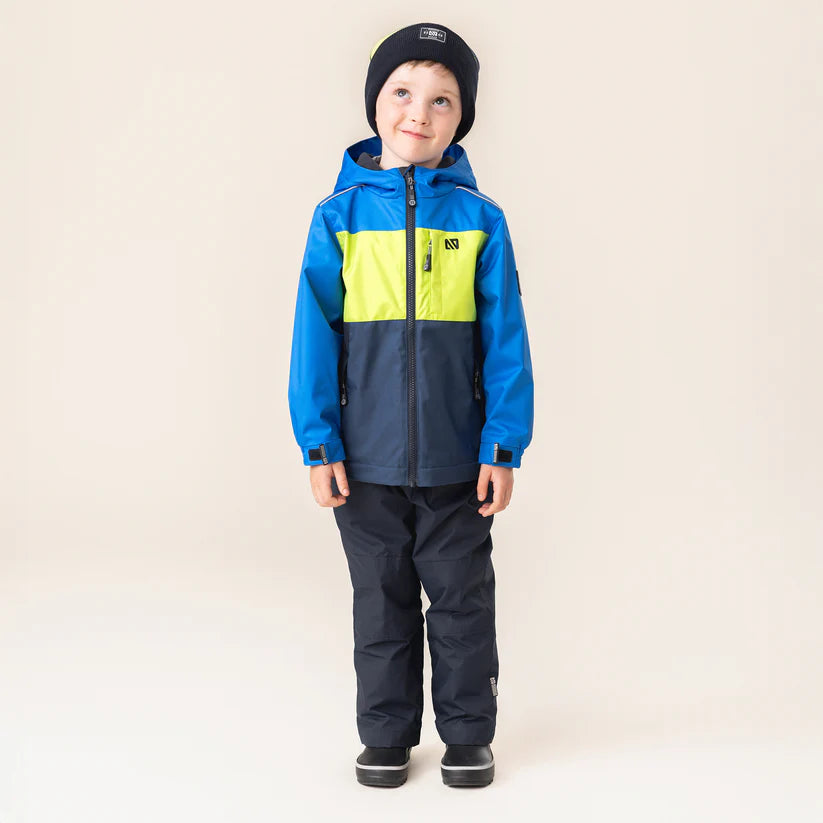 Enfant garçon portant Ensemble Mi-Saison - Nanö bleu, jaune et noir, veste imperméable à capuchon, vue de face sur fond clair.
