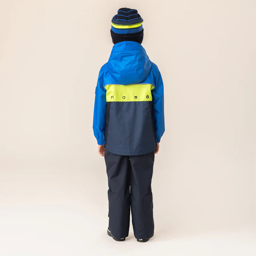 Enfant garçon vu de dos portant l'Ensemble Mi-Saison - Nanö bleu et jaune avec pantalon noir et bonnet rayé