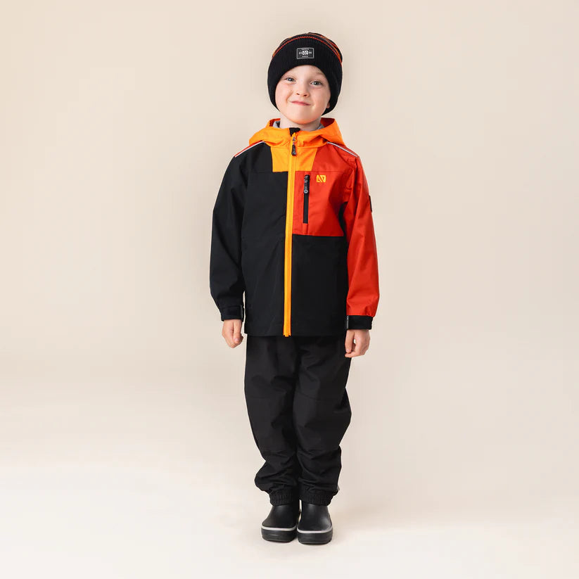 Manteau Mi-Saison - Nanö orange, noir et jaune pour enfant, avec capuchon, vue de face porté sur mannequin garçon