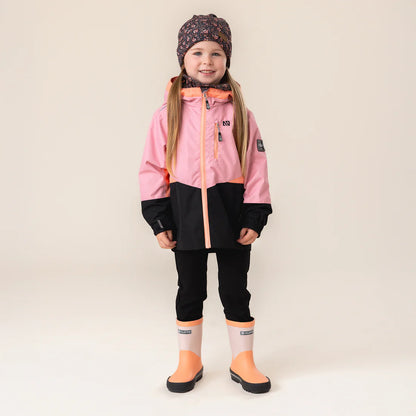 Fille portant un Manteau Mi-Saison - Nanö rose et noir avec capuchon, bottes et bonnet, sur fond neutre.