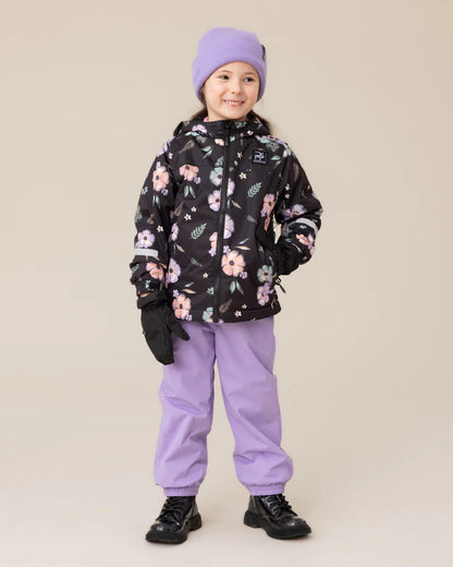 Enfant portant l'Ensemble Mi-Saison - Peluche & Tartine avec veste imprimée fleurie et pantalon violet résistant à l'eau.