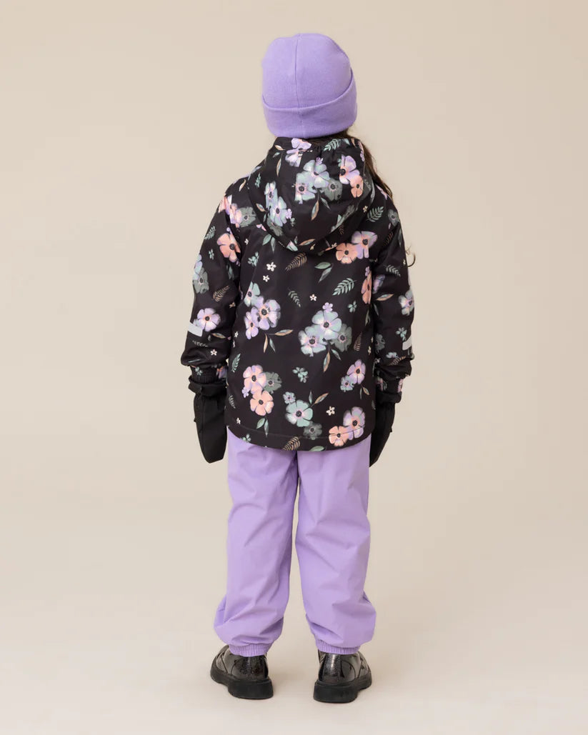 Enfant de dos portant l'Ensemble Mi-Saison - Peluche & Tartine avec veste fleurie noire et pantalon lavande.