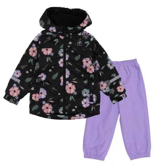 Ensemble Mi-Saison - Peluche & Tartine avec veste à capuche imperméable noire à fleurs et pantalon violet.