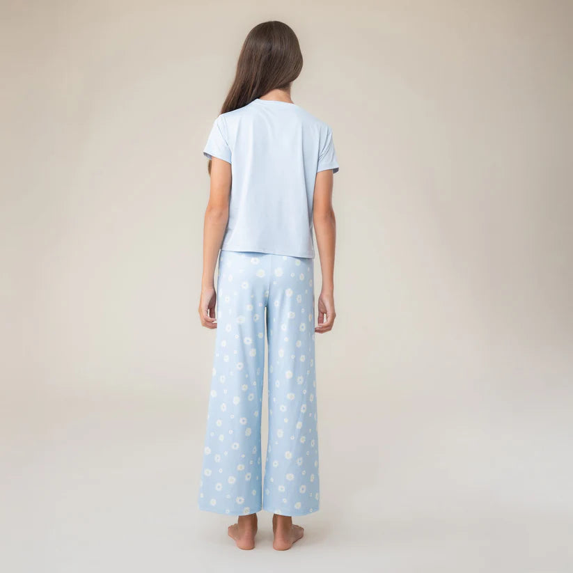 Fille vue de dos portant Pyjama 3 mcx - Nanö position galerie 3 pantalon évasé bleu à imprimé floral