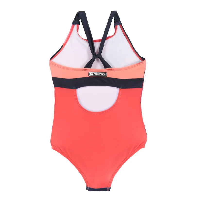 Maillot de bain - Nanö une pièce corail avec empiècements pêche et noirs, découpe ouverte au dos, porté vue arrière.