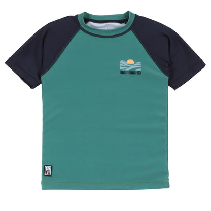 Chandail U.V - Nanö vert et bleu marine à manches raglan courtes, imprimé soleil, tissu polyester élasthanne, vue de face enfant