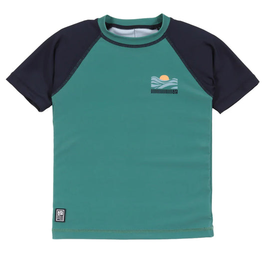 Chandail U.V - Nanö vert et bleu marine à manches raglan courtes, imprimé soleil, tissu polyester élasthanne, vue de face enfant