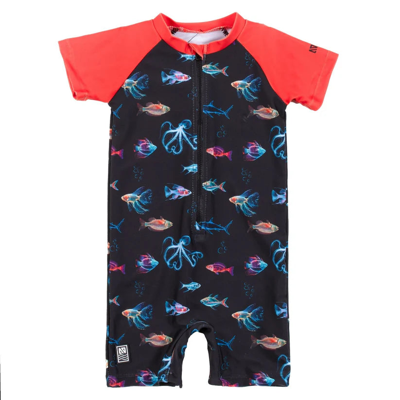 Maillot de bain - Nanö combinaison noire imprimée poissons bleus et roses manches courtes rouges pour bébé vue de face