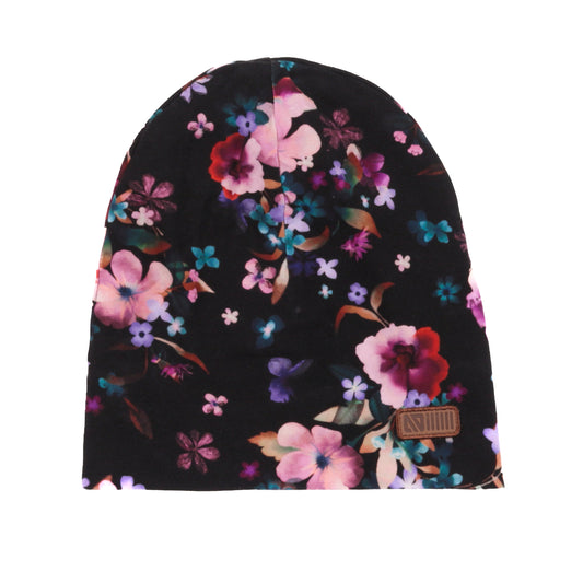 Tuque Mi-Saison - Nanö noire avec imprimé floral rose, violet et bleu, écusson en faux cuir, vue de détail face unique.