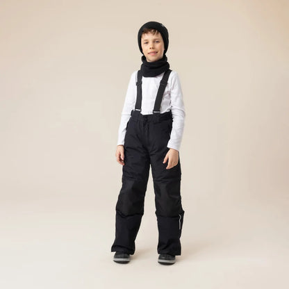 Salopette de neige - Snö noire pour garçon enfant avec bretelles réglables vue de face portée par un enfant