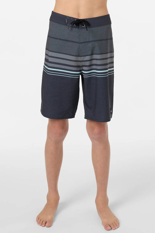 Maillot de bain - O'Neill garçon en portrait, coupe au-dessus du genou avec rayures grises et bleu clair.