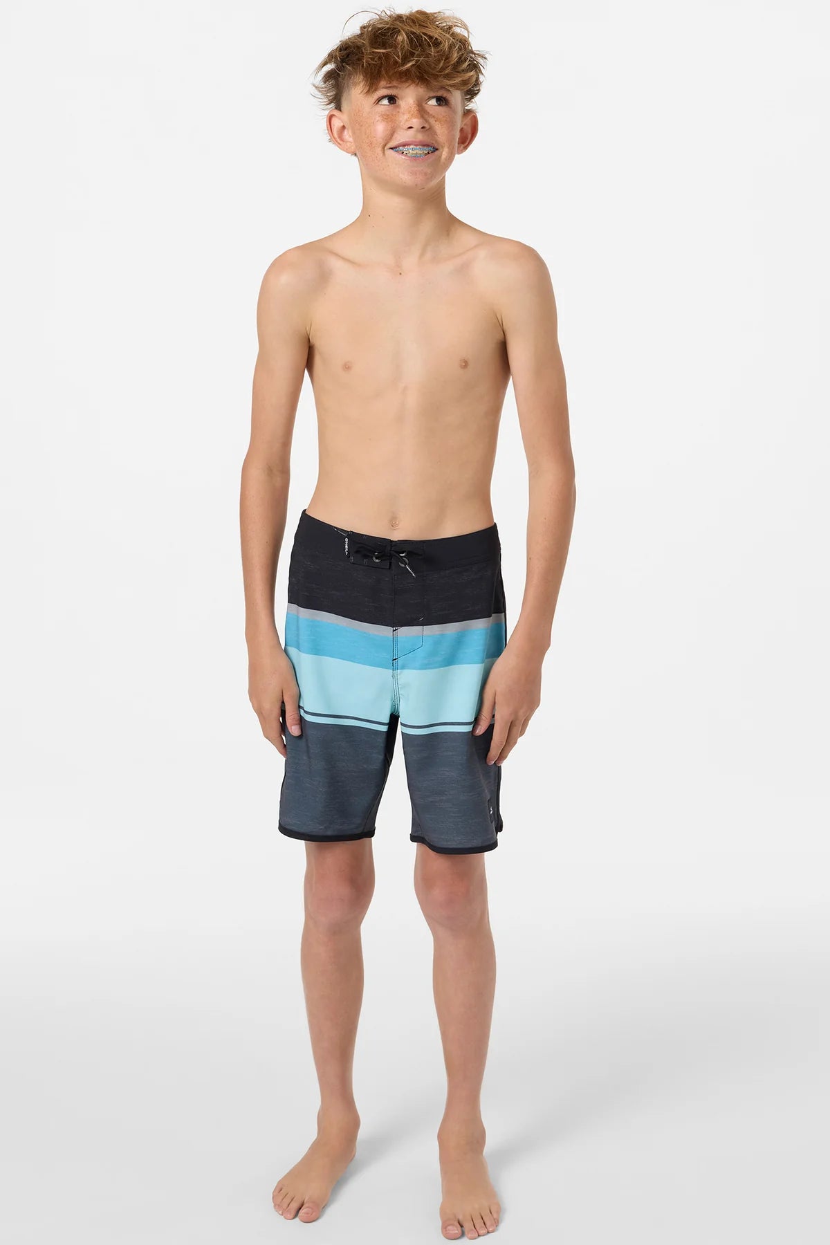 Maillot de bain - O'Neill garçon bleu et noir à rayures, coupe au-dessus du genou, porté de face sur mannequin, portrait.