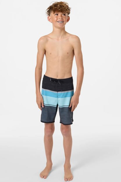 Maillot de bain - O'Neill garçon bleu et noir à rayures, coupe au-dessus du genou, porté de face sur mannequin, portrait.
