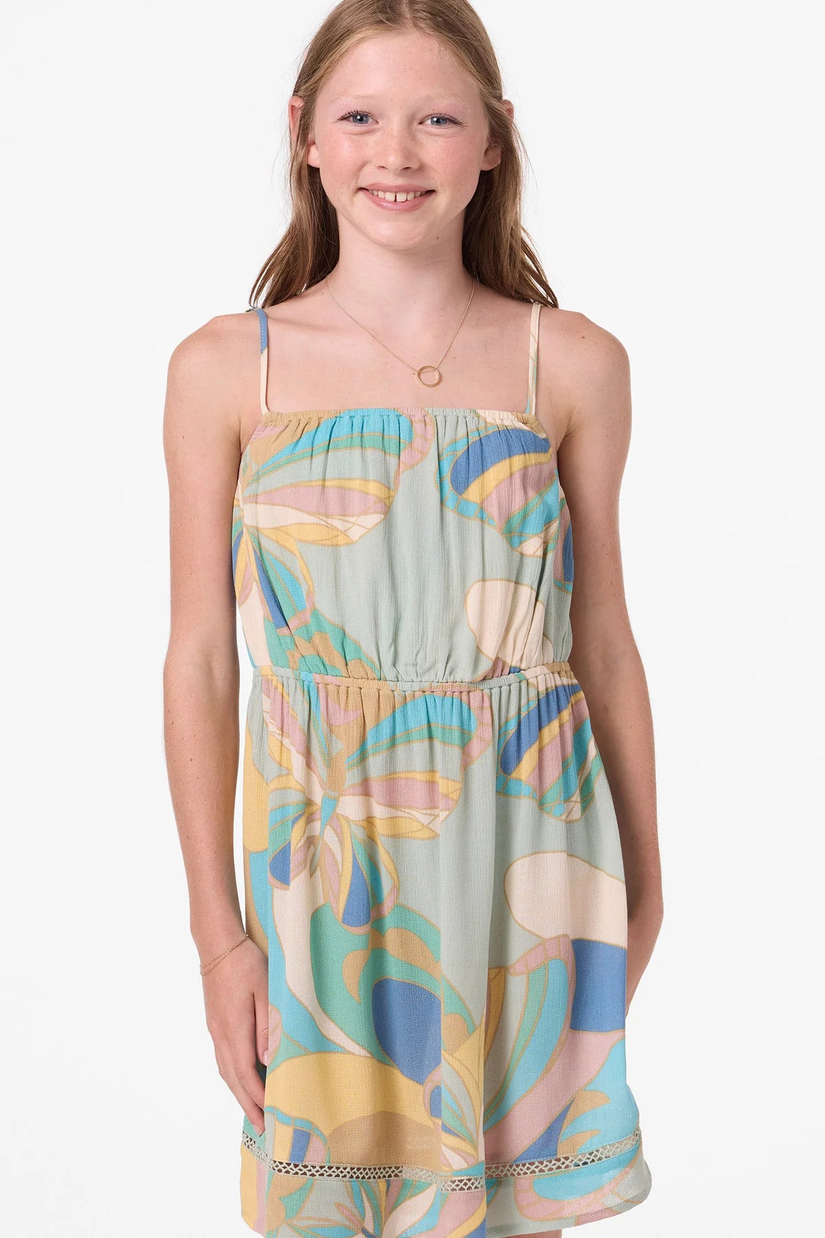 Femme portant robe - O'Neill en viscose froissée avec motifs pastel, vue portrait galerie 1, dimensions 1200x1800